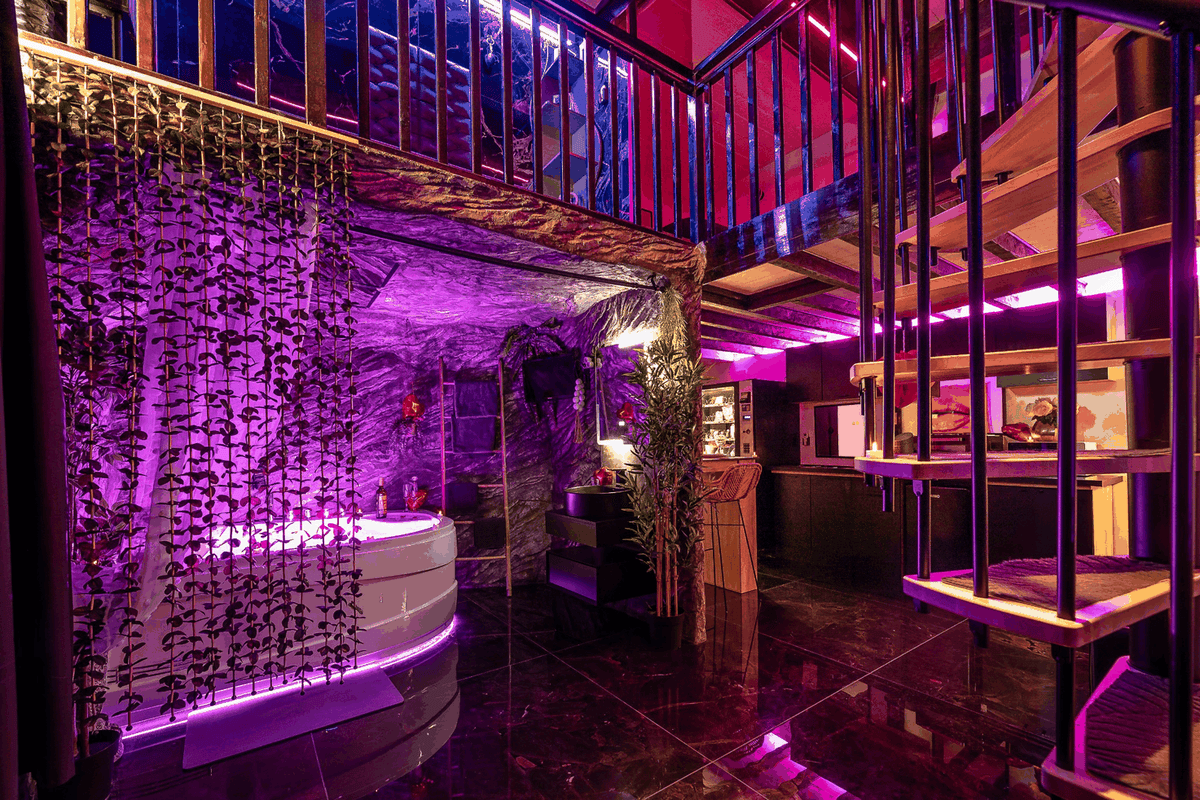 Espace balnéo perpignanLove room perpignan jacuzzi tantra balancoire
