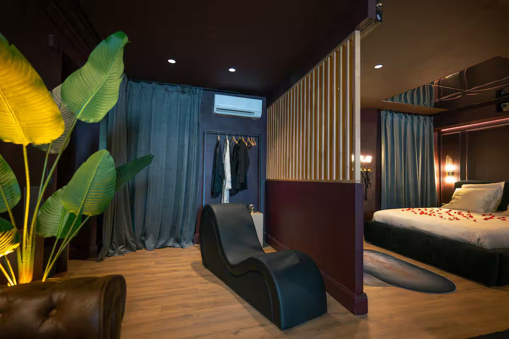 Love Room Luxe – Balnéo – Cinéma - Love’nSpa - weekend en amoureux, love rooms avec spa ou jacuzzi privatif4 de Love Room Luxe – Balnéo – Cinéma