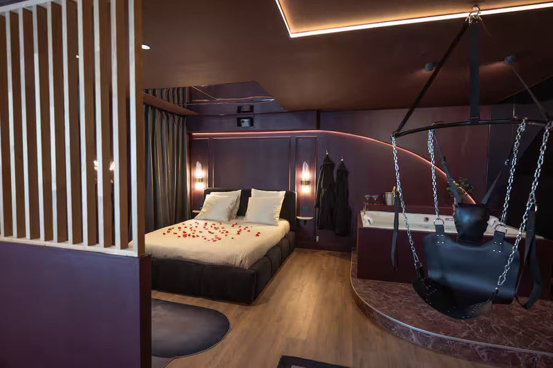 Love Room Luxe – Balnéo – Cinéma - Love’nSpa - weekend en amoureux, love rooms avec spa ou jacuzzi privatif4 de Love Room Luxe – Balnéo – Cinéma