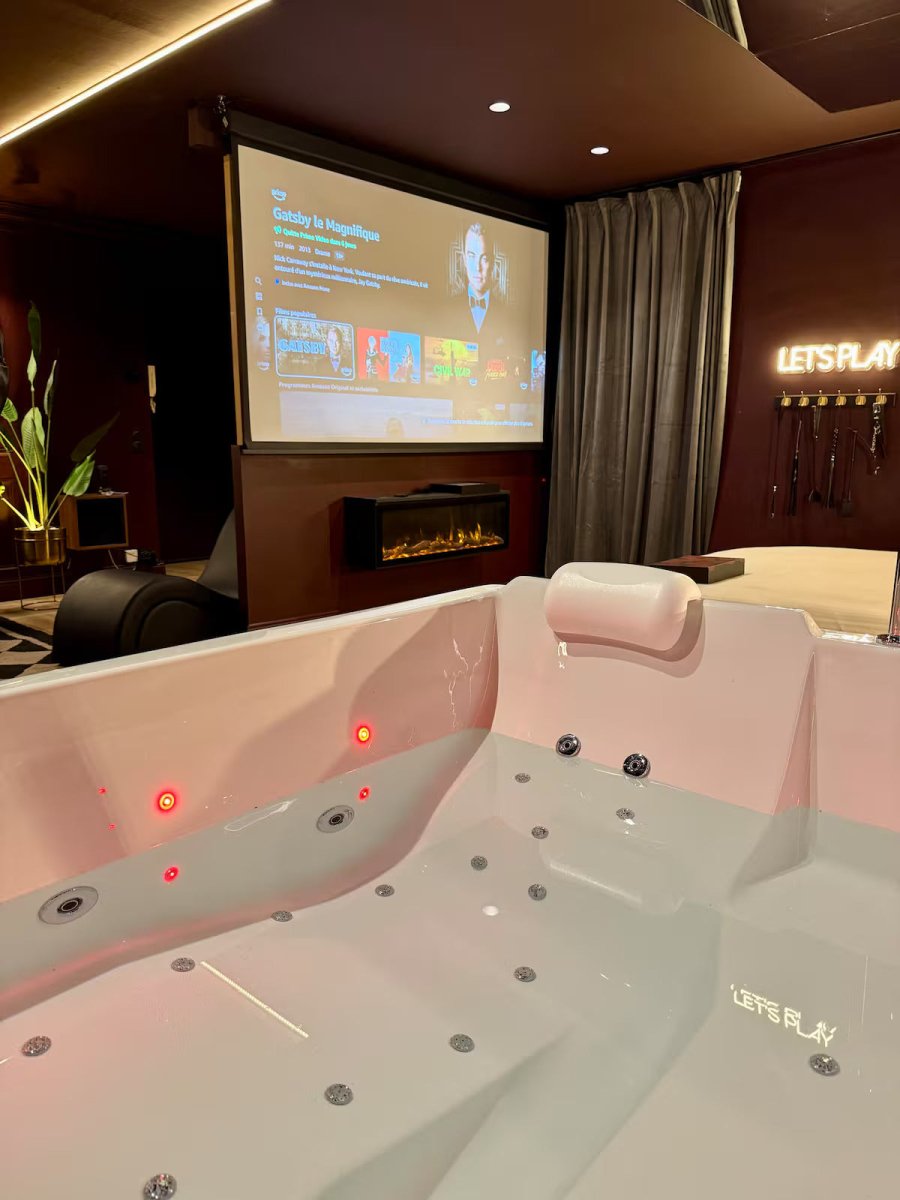 Love Room Luxe – Balnéo – Cinéma - Love’nSpa - weekend en amoureux, love rooms avec spa ou jacuzzi privatif9 de Love Room Luxe – Balnéo – Cinéma