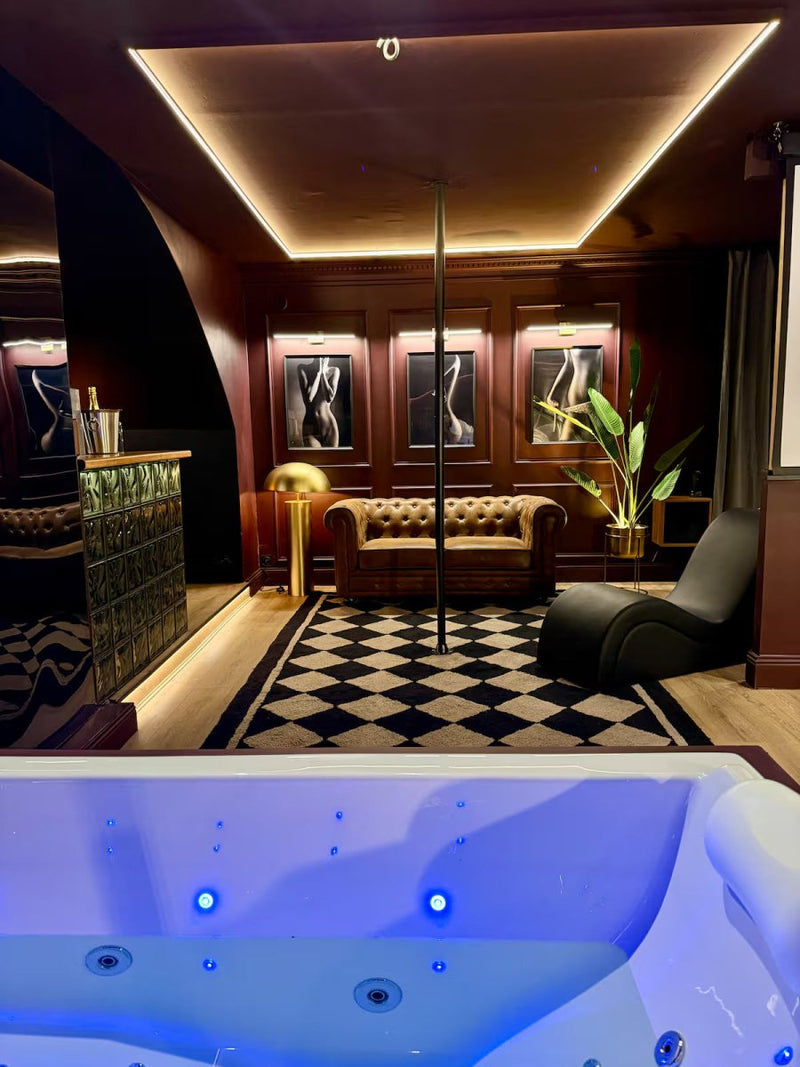 Love Room Luxe – Balnéo – Cinéma - Love’nSpa - weekend en amoureux, love rooms avec spa ou jacuzzi privatif1 de Love Room Luxe – Balnéo – Cinéma