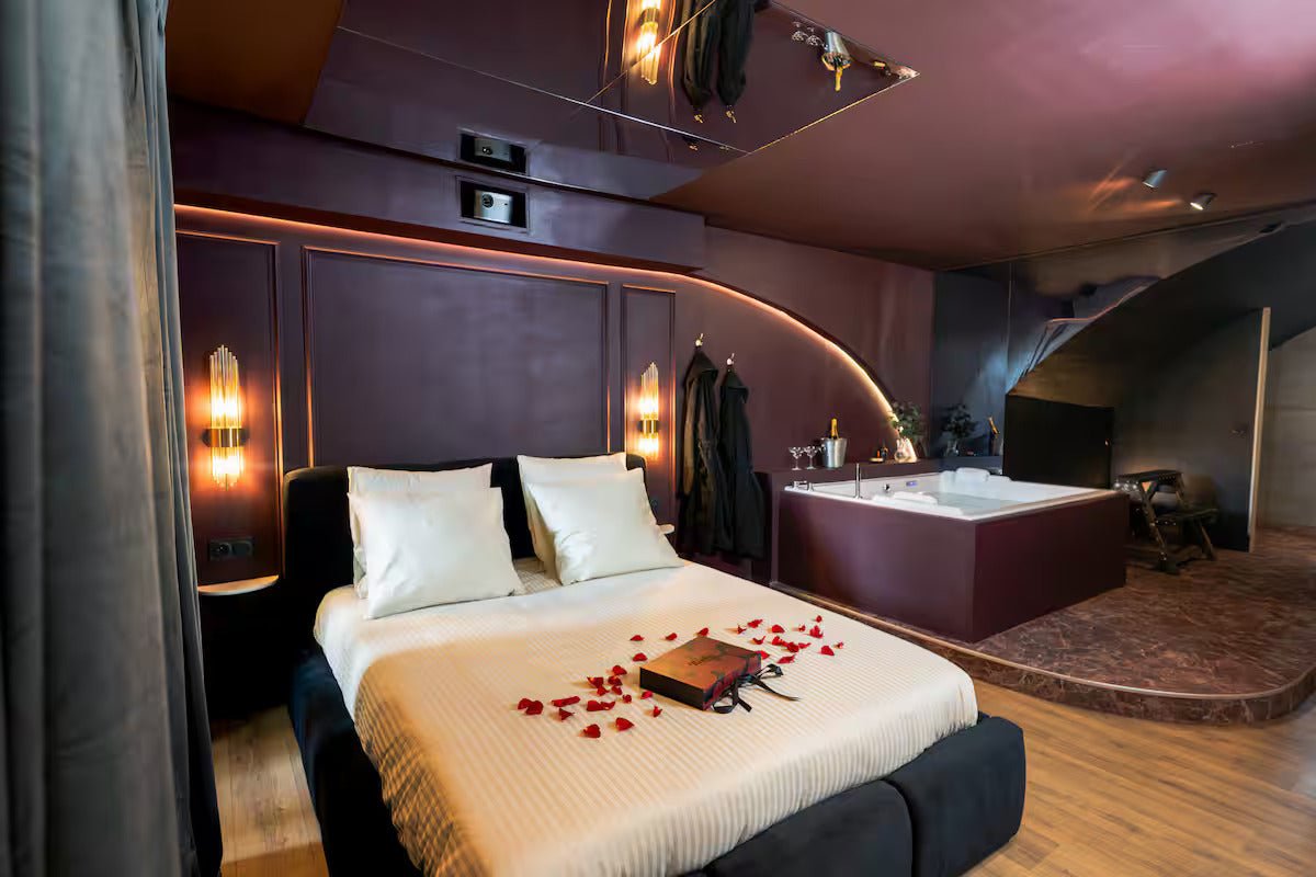 Love Room Luxe – Balnéo – Cinéma - Love’nSpa - weekend en amoureux, love rooms avec spa ou jacuzzi privatifLove Room Luxe – Balnéo – Cinéma