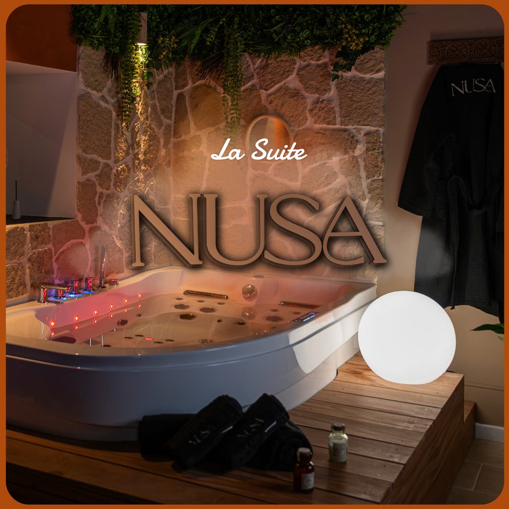 Suite Romantique NUSA, Bali avec Jacuzzi & Cinéma Privé à Malestroit1 de NUSA, Love Room Bali avec Jacuzzi & Cinéma Privé