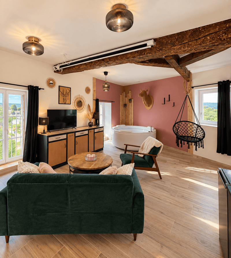 Vue d’ensemble de la suite : salon, balnéo et poutres anciennes4 de Suite Prova