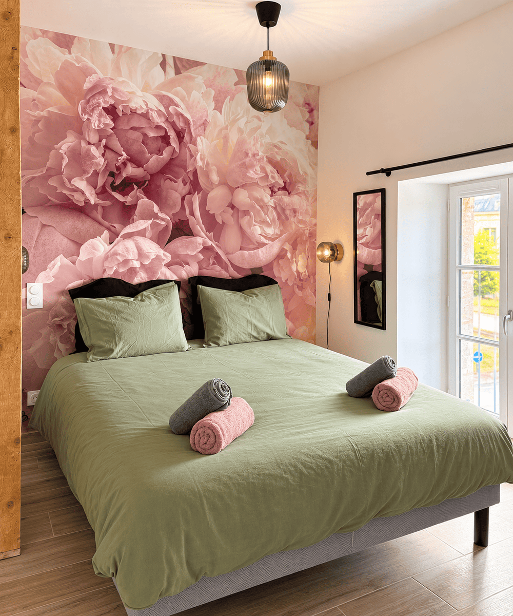 Chambre double avec grand lit et décor floral2 de Suite Prova