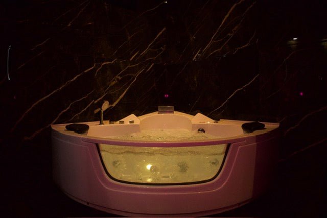 Love Room Villeurbanne - Love’nSpa - weekend en amoureux, love rooms avec spa ou jacuzzi privatif13 de Love Room Dr Rollet