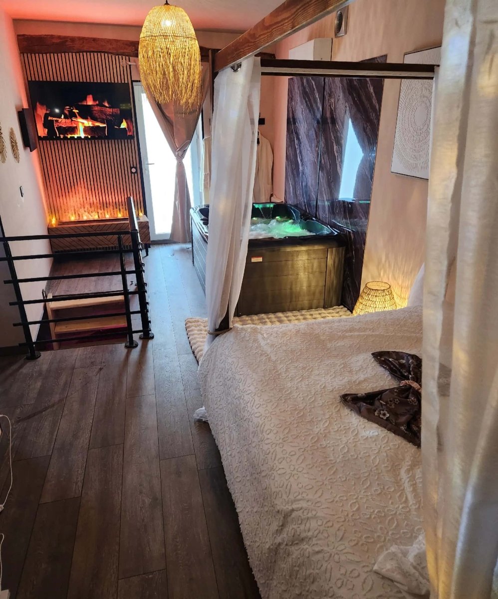 Loveroom L'Instant Précieux - Love’nSpa - weekend en amoureux, love rooms avec spa ou jacuzzi privatif11 de Loveroom L'Instant Précieux