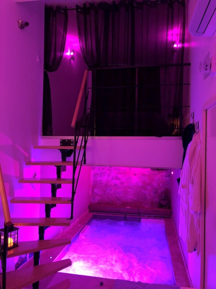 Loveroom Orgon - DREAMS LOVE - Love’nSpa - weekend en amoureux, love rooms avec spa ou jacuzzi privatif5 de Loveroom Orgon - DREAMS LOVE