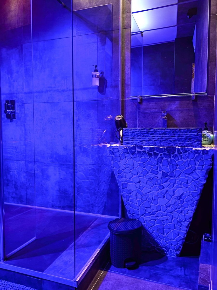 Loveroom Valenciennes - Suite Loveroom - Love’nSpa - weekend en amoureux, love rooms avec spa ou jacuzzi privatif11 de Loveroom Valenciennes