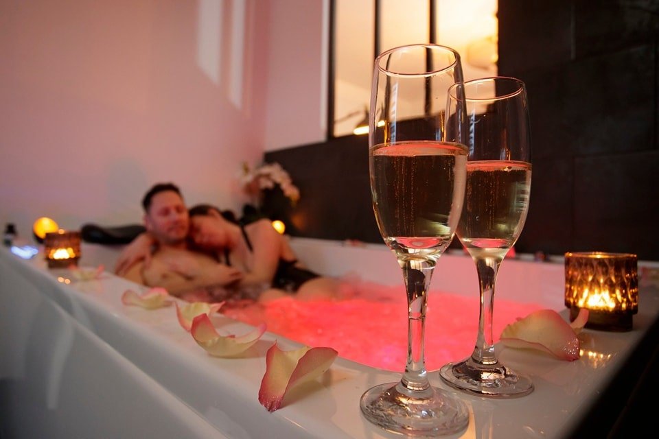 Lover's room Or - Love’nSpa - weekend en amoureux, love rooms avec spa ou jacuzzi privatif1 de Lover's room Or