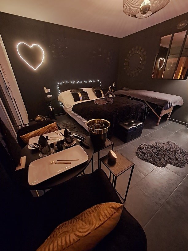 Lover's room Or - Love’nSpa - weekend en amoureux, love rooms avec spa ou jacuzzi privatif5 de Lover's room Or