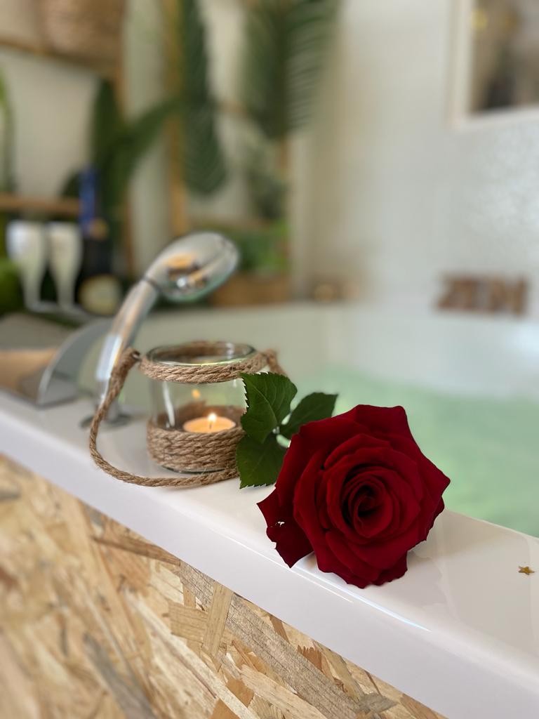 Lover's room Tropic - Love’nSpa - weekend en amoureux, love rooms avec spa ou jacuzzi privatif5 de Lover's room Tropic