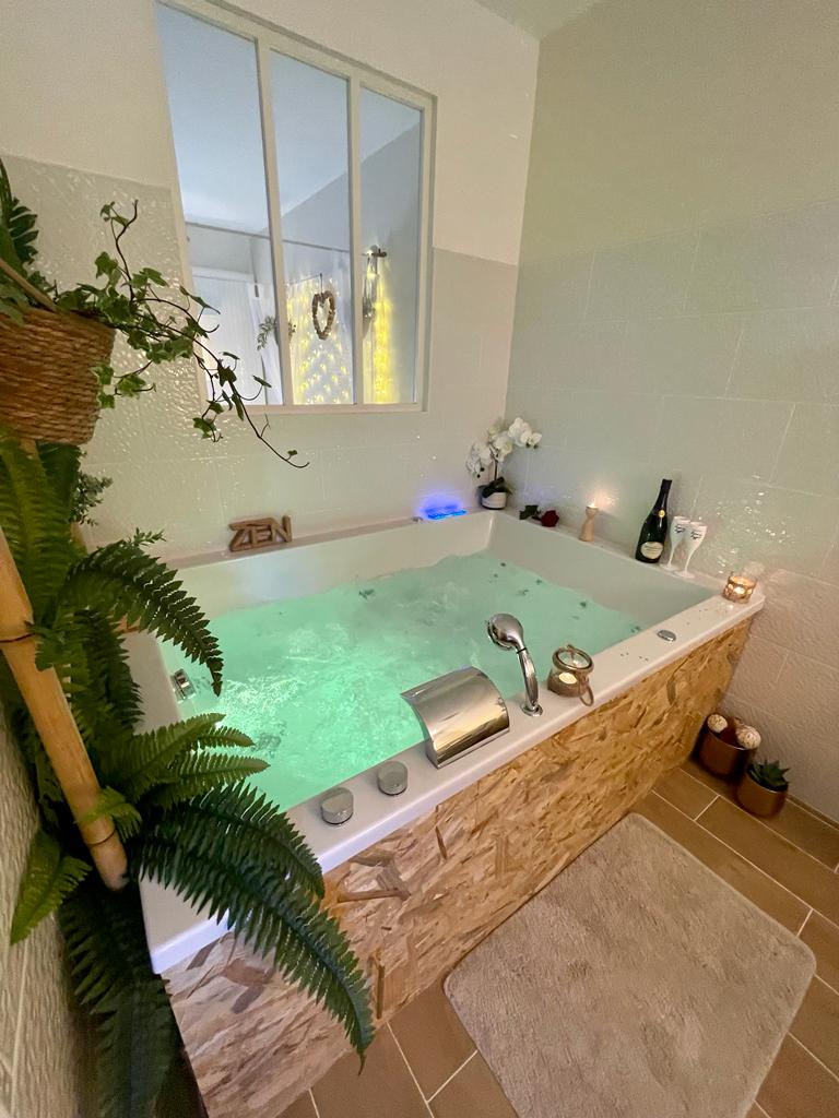 Lover's room Tropic - Love’nSpa - weekend en amoureux, love rooms avec spa ou jacuzzi privatif1 de Lover's room Tropic
