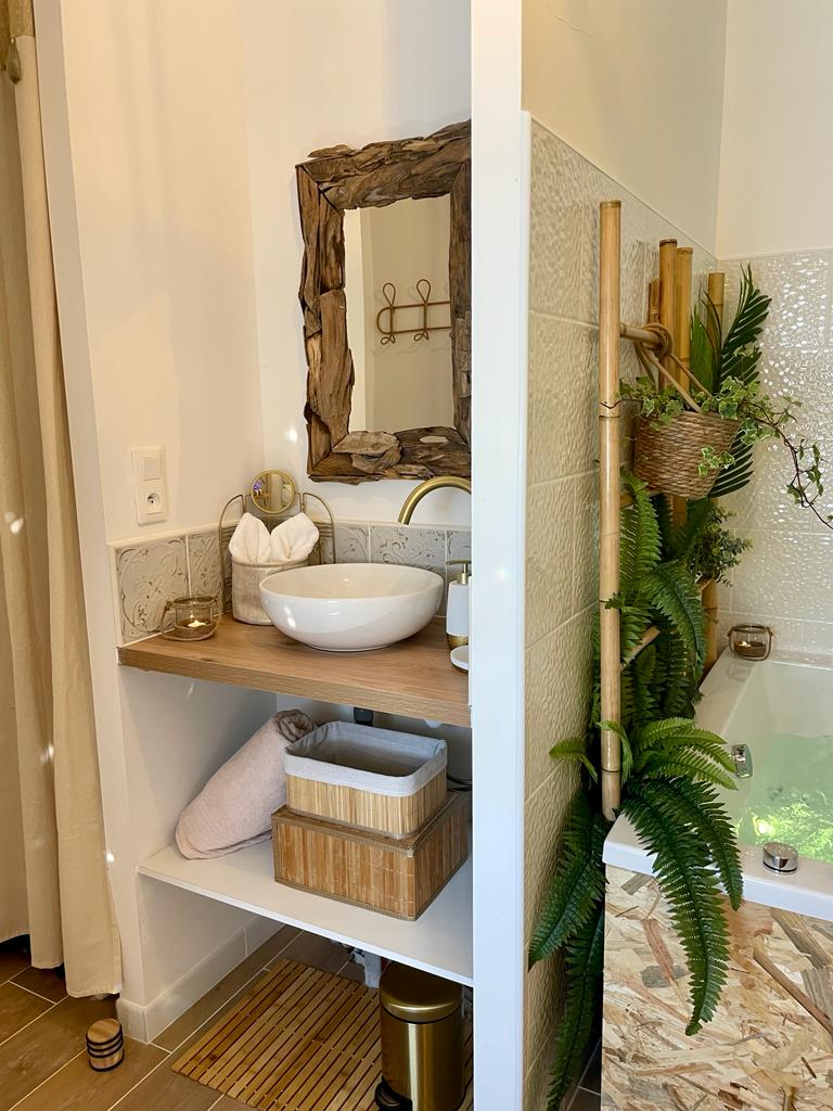 Lover's room Tropic - Love’nSpa - weekend en amoureux, love rooms avec spa ou jacuzzi privatif12 de Lover's room Tropic
