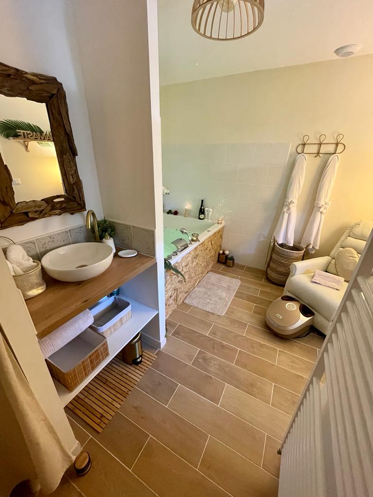 Lover's room Tropic - Love’nSpa - weekend en amoureux, love rooms avec spa ou jacuzzi privatif3 de Lover's room Tropic
