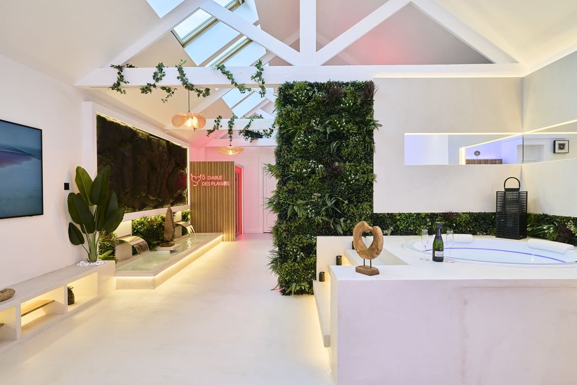 Ô Diable Des Plaisirs - La Soumise - Love’nSpa - weekend en amoureux, love rooms avec spa ou jacuzzi privatifÔ Diable Des Plaisirs - La Soumise