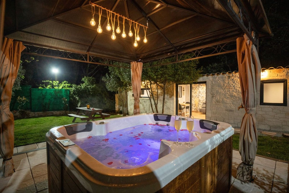 Ô Jacuzzi du Mazet - Love’nSpa - weekend en amoureux, love rooms avec spa ou jacuzzi privatif1 de Ô Jacuzzi du Mazet