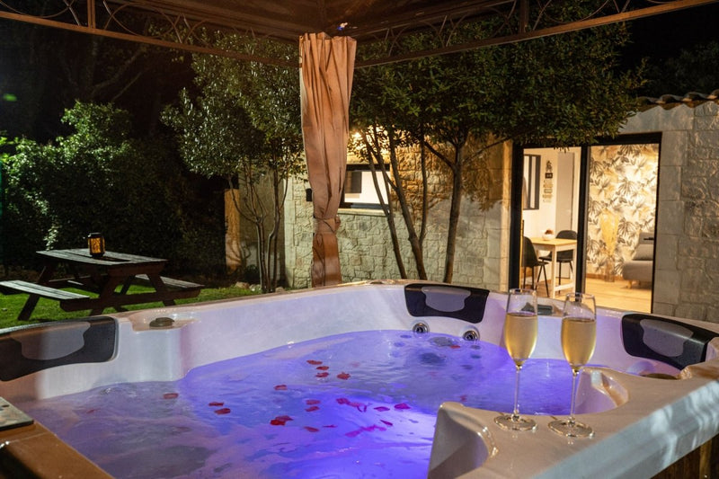 Ô Jacuzzi du Mazet - Love’nSpa - weekend en amoureux, love rooms avec spa ou jacuzzi privatif3 de Ô Jacuzzi du Mazet