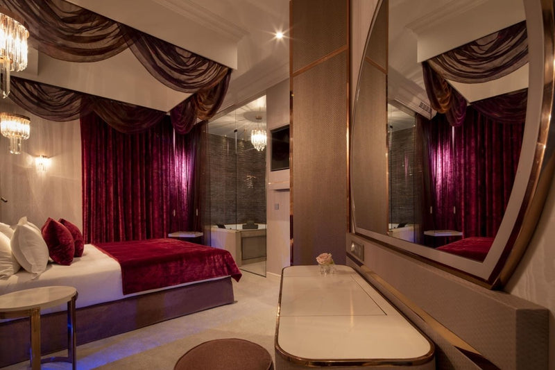 Paris j'Adore Hotel & Spa ***** - Chambre Deluxe Précieuse - Love’nSpa - weekend en amoureux, love rooms avec spa ou jacuzzi privatif1 de Paris j'Adore Hotel & Spa ***** Chambre Deluxe Précieuse