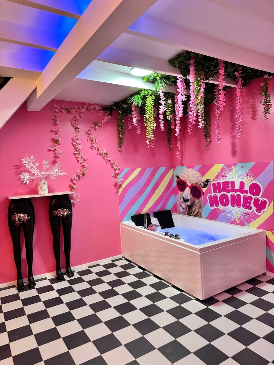 Pink Art - Love’nSpa - weekend en amoureux, love rooms avec spa ou jacuzzi privatif1 de Pink Art