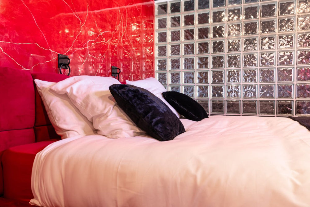 Primo - L’Interdit – Luxe, Glamour et Sensualité - Love’nSpa - weekend en amoureux, love rooms avec spa ou jacuzzi privatif9 de Chez MV - L’Interdit – Luxe, Glamour et Sensualité