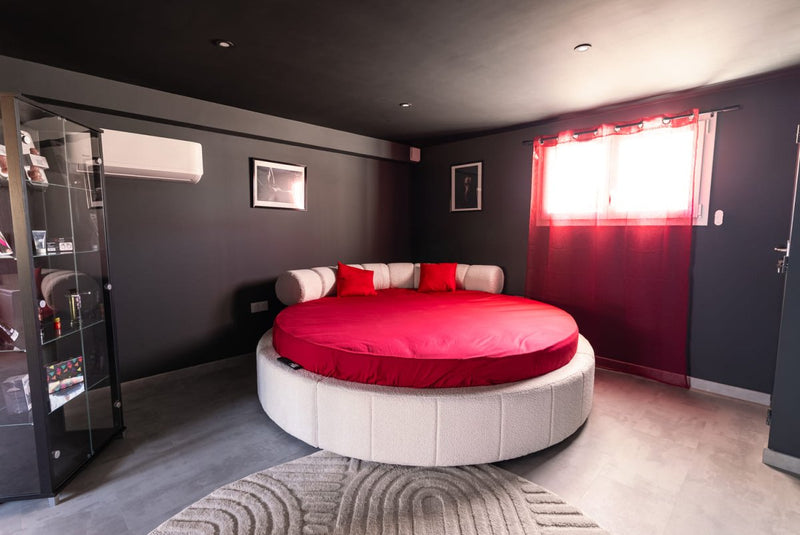 Primo - L’Interdit – Luxe, Glamour et Sensualité - Love’nSpa - weekend en amoureux, love rooms avec spa ou jacuzzi privatif4 de Chez MV - L’Interdit – Luxe, Glamour et Sensualité