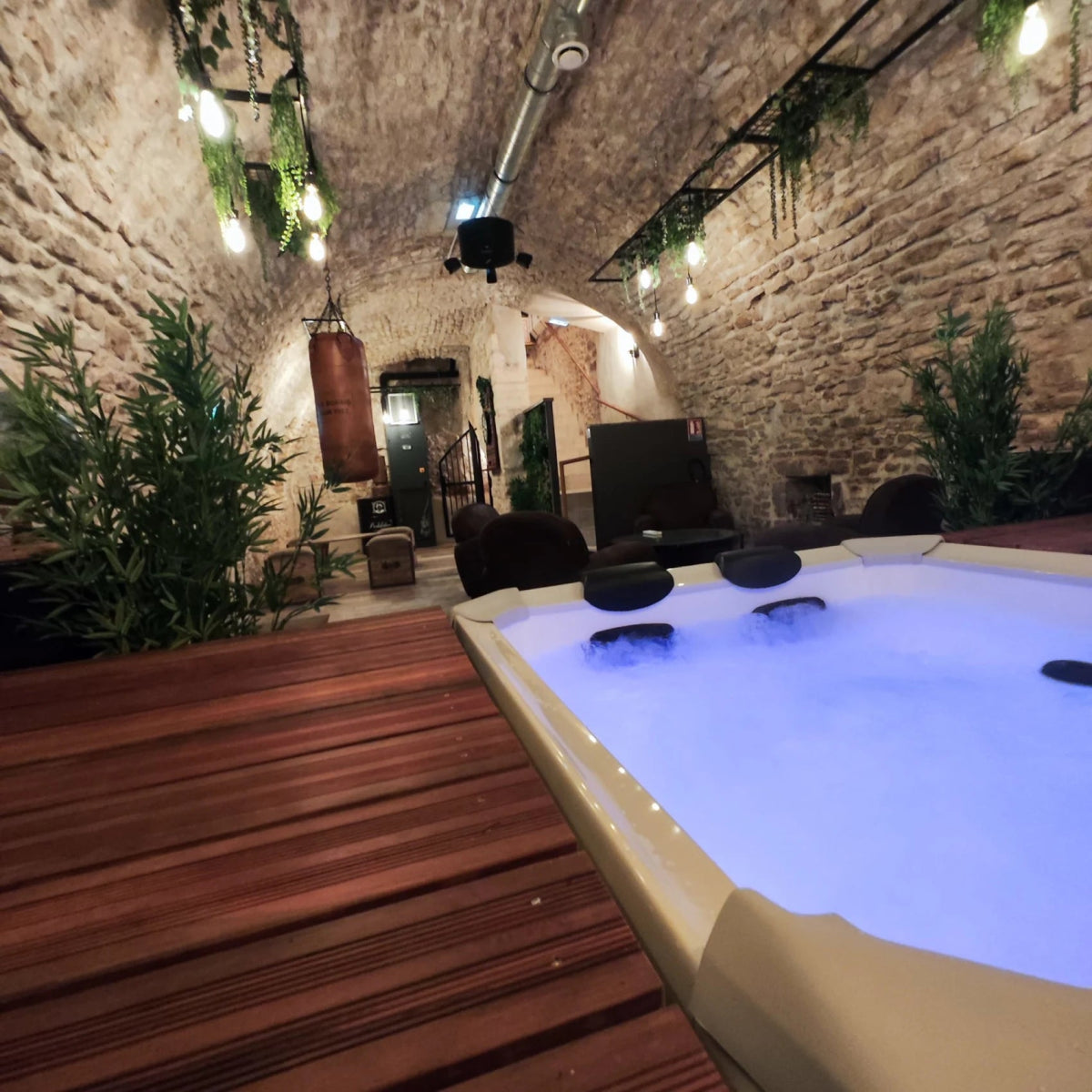 PROHIBITION - Love & Atypique Room - Love’nSpa - weekend en amoureux, love rooms avec spa ou jacuzzi privatifPROHIBITION - Love & Atypique Room