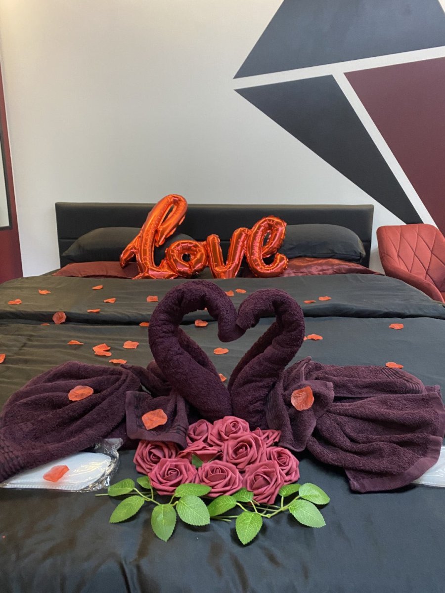 Redroom - Love’nSpa - weekend en amoureux, love rooms avec spa ou jacuzzi privatif4 de Redroom
