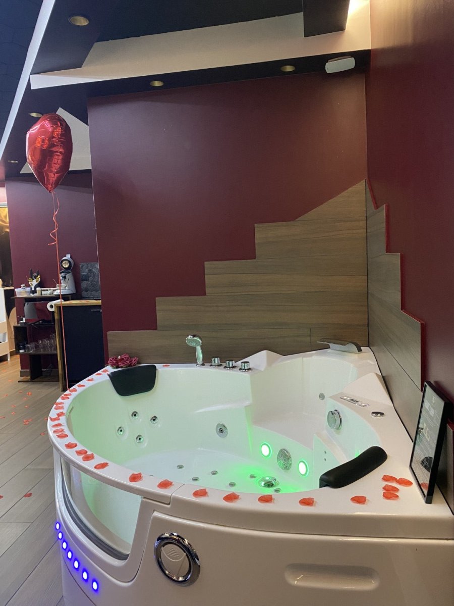 Redroom - Love’nSpa - weekend en amoureux, love rooms avec spa ou jacuzzi privatif7 de Redroom