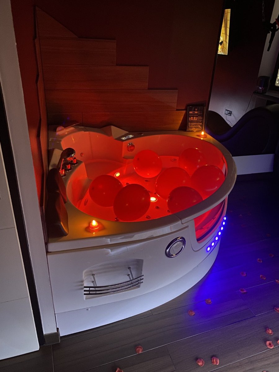 Redroom - Love’nSpa - weekend en amoureux, love rooms avec spa ou jacuzzi privatif13 de Redroom