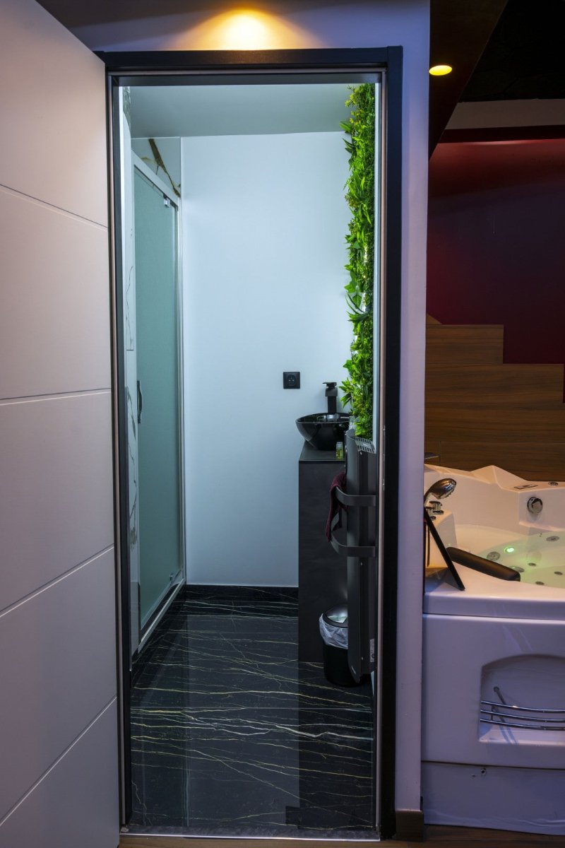 Redroom - Love’nSpa - weekend en amoureux, love rooms avec spa ou jacuzzi privatif10 de Redroom