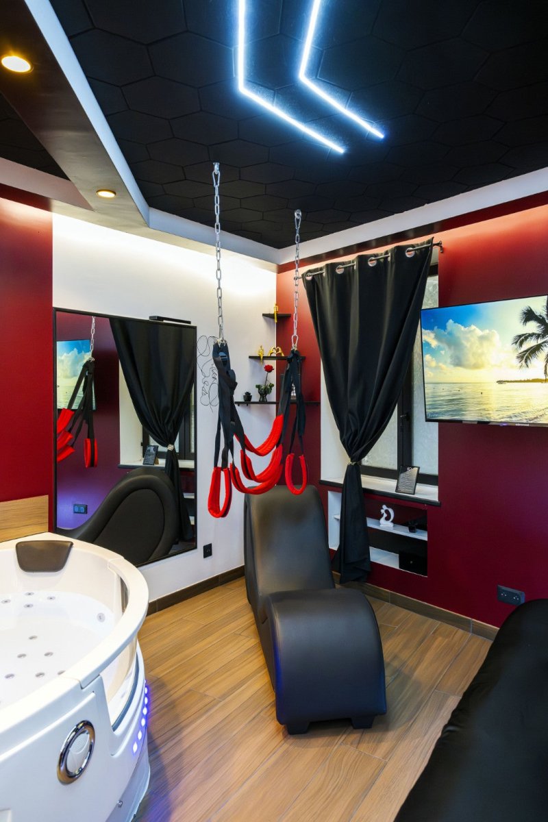 Redroom - Love’nSpa - weekend en amoureux, love rooms avec spa ou jacuzzi privatif3 de Redroom