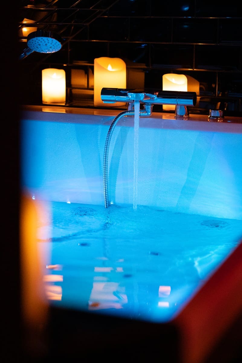 Romantic Rooms Granville - Love’nSpa - weekend en amoureux, love rooms avec spa ou jacuzzi privatif3 de Romantic Rooms Granville