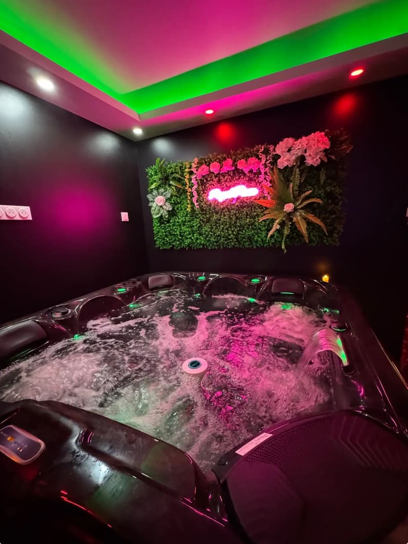RoyalRoom - Love’nSpa - weekend en amoureux, love rooms avec spa ou jacuzzi privatif3 de RoyalRoom