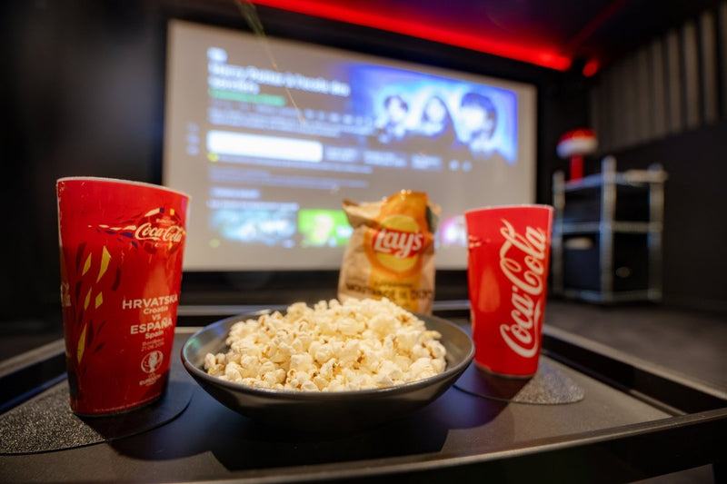 Salle de Cinéma privée I Seventharts I Cinema Room - Love’nSpa - weekend en amoureux, love rooms avec spa ou jacuzzi privatif1 de Infinityroom - Seventharts I Cinema privé