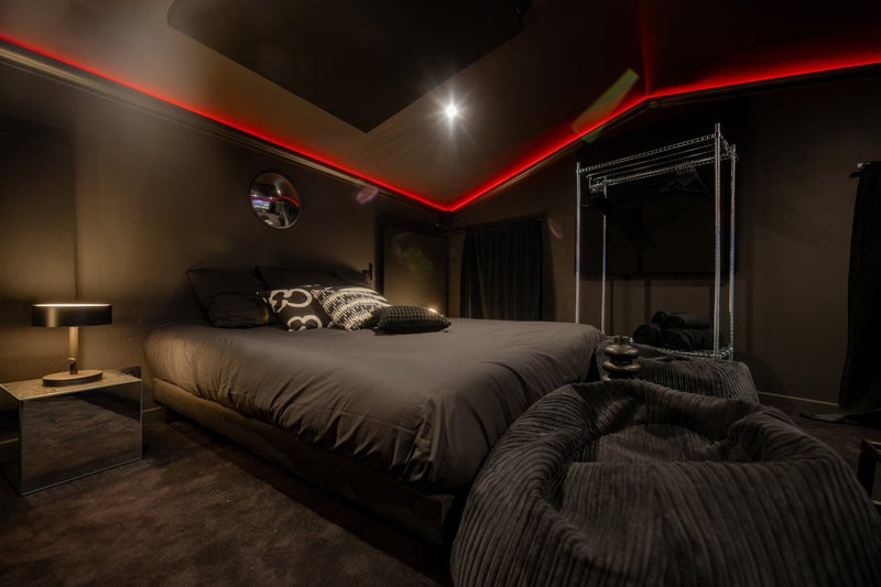 Salle de Cinéma privée I Seventharts I Cinema Room - Love’nSpa - weekend en amoureux, love rooms avec spa ou jacuzzi privatif2 de Infinityroom - Seventharts I Cinema privé