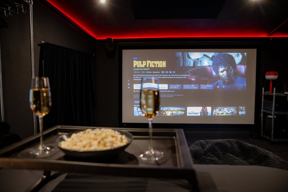 Salle de Cinéma privée I Seventharts I Cinema Room - Love’nSpa - weekend en amoureux, love rooms avec spa ou jacuzzi privatif1 de Infinityroom - Seventharts I Cinema privé