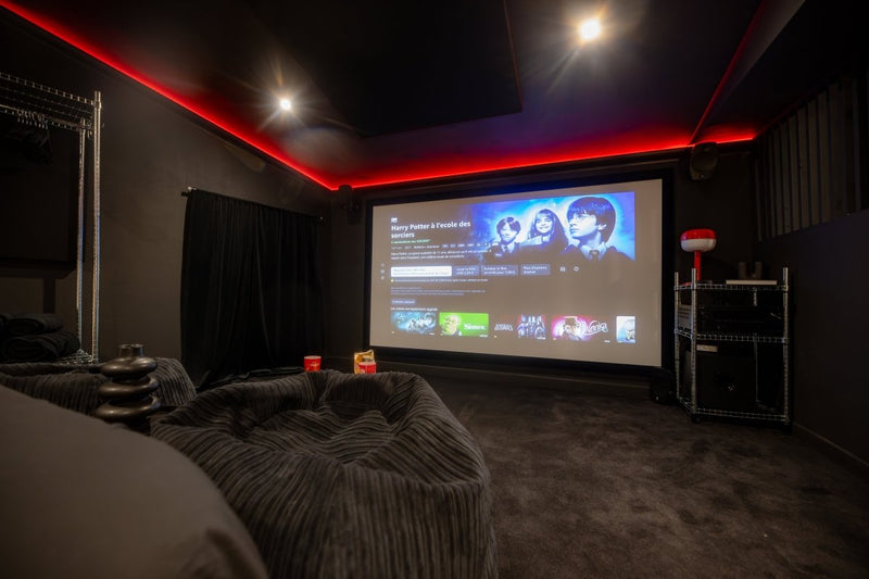 Salle de Cinéma privée I Seventharts I Cinema Room - Love’nSpa - weekend en amoureux, love rooms avec spa ou jacuzzi privatif3 de Infinityroom - Seventharts I Cinema privé