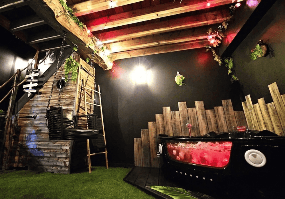 SECRET LOVE GARDEN, Loveroom avec Spa & Champagne - Love’nSpa - weekend en amoureux, love rooms avec spa ou jacuzzi privatif11 de SECRET LOVE GARDEN, Loveroom avec Spa & Champagne