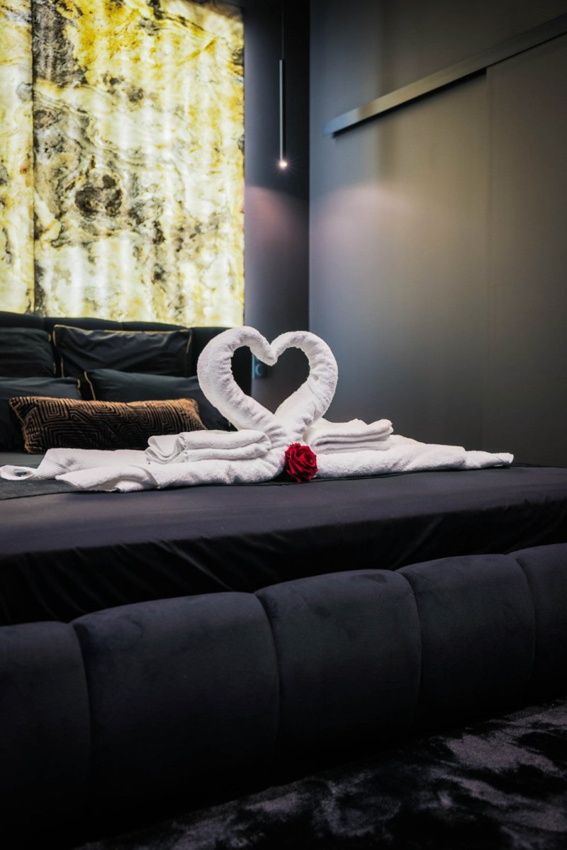 Suite 202 - Love’nSpa - weekend en amoureux, love rooms avec spa ou jacuzzi privatif20 de Suite 202