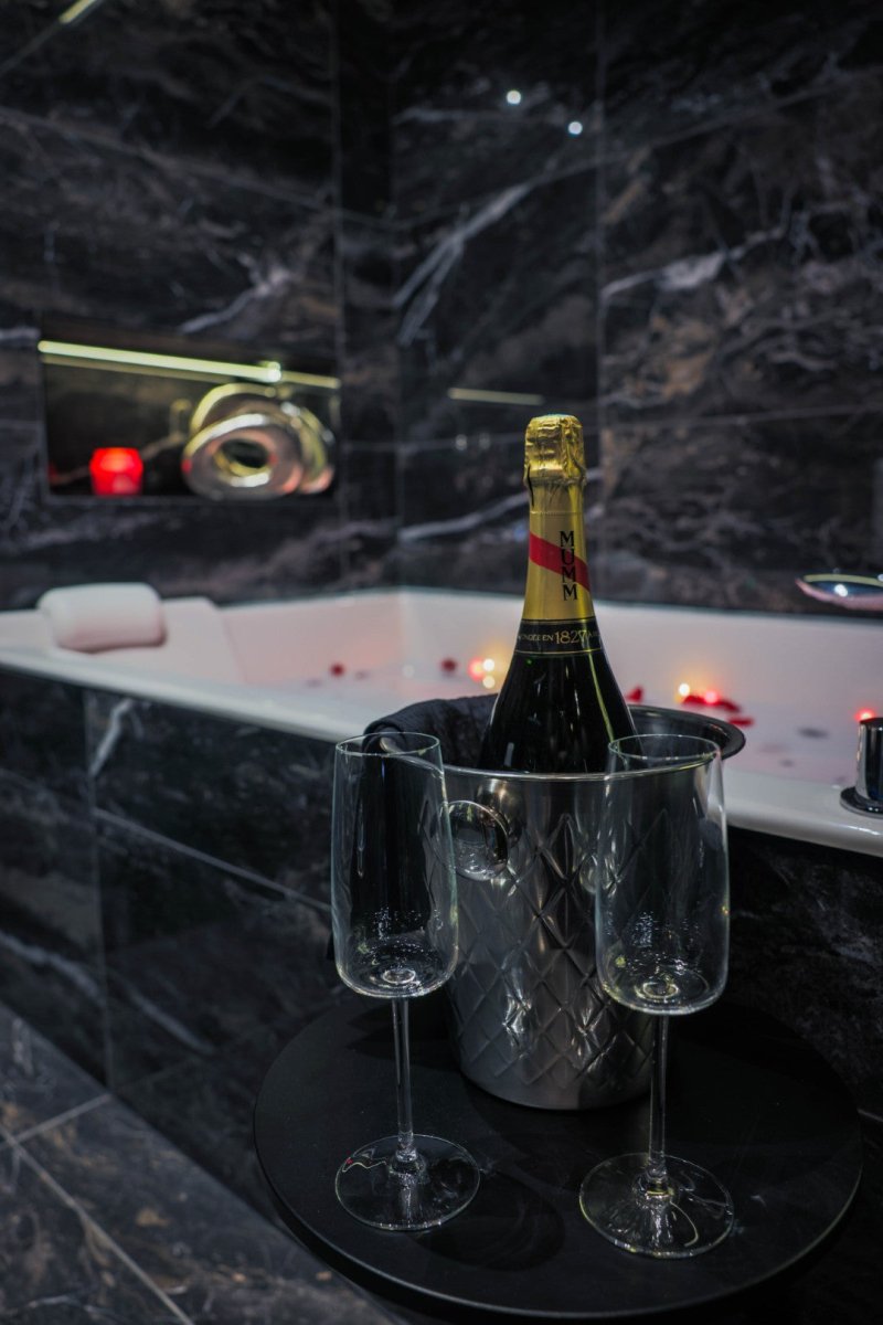 Suite 202 - Love’nSpa - weekend en amoureux, love rooms avec spa ou jacuzzi privatif17 de Suite 202