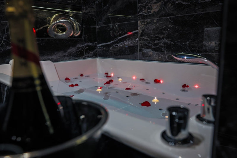 Suite 202 - Love’nSpa - weekend en amoureux, love rooms avec spa ou jacuzzi privatif1 de Suite 202