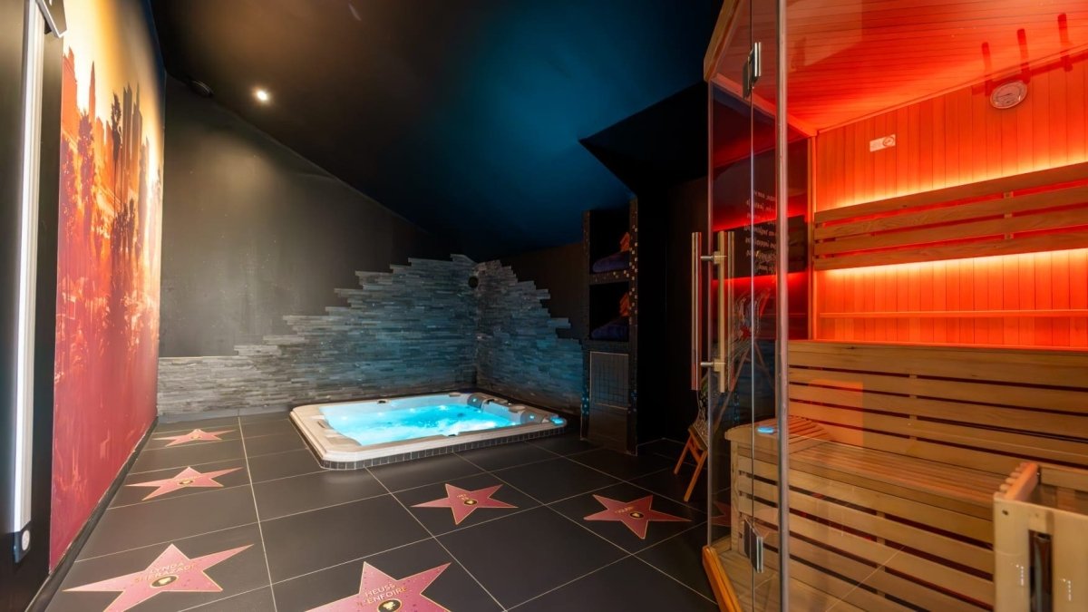 Suite 47 SPA - Ciné - Love’nSpa - weekend en amoureux, love rooms avec spa ou jacuzzi privatifSuite 47 SPA - Cinema