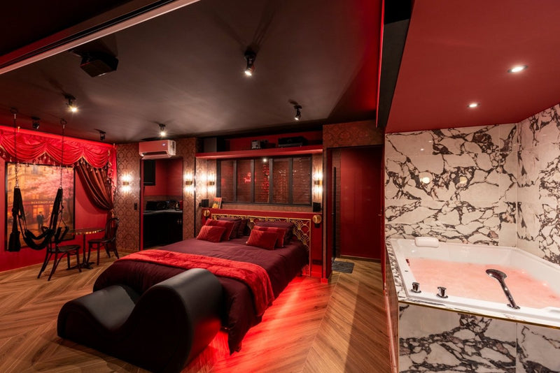 Suite Cabaret - Love’nSpa - weekend en amoureux, love rooms avec spa ou jacuzzi privatif3 de Suite Cabaret