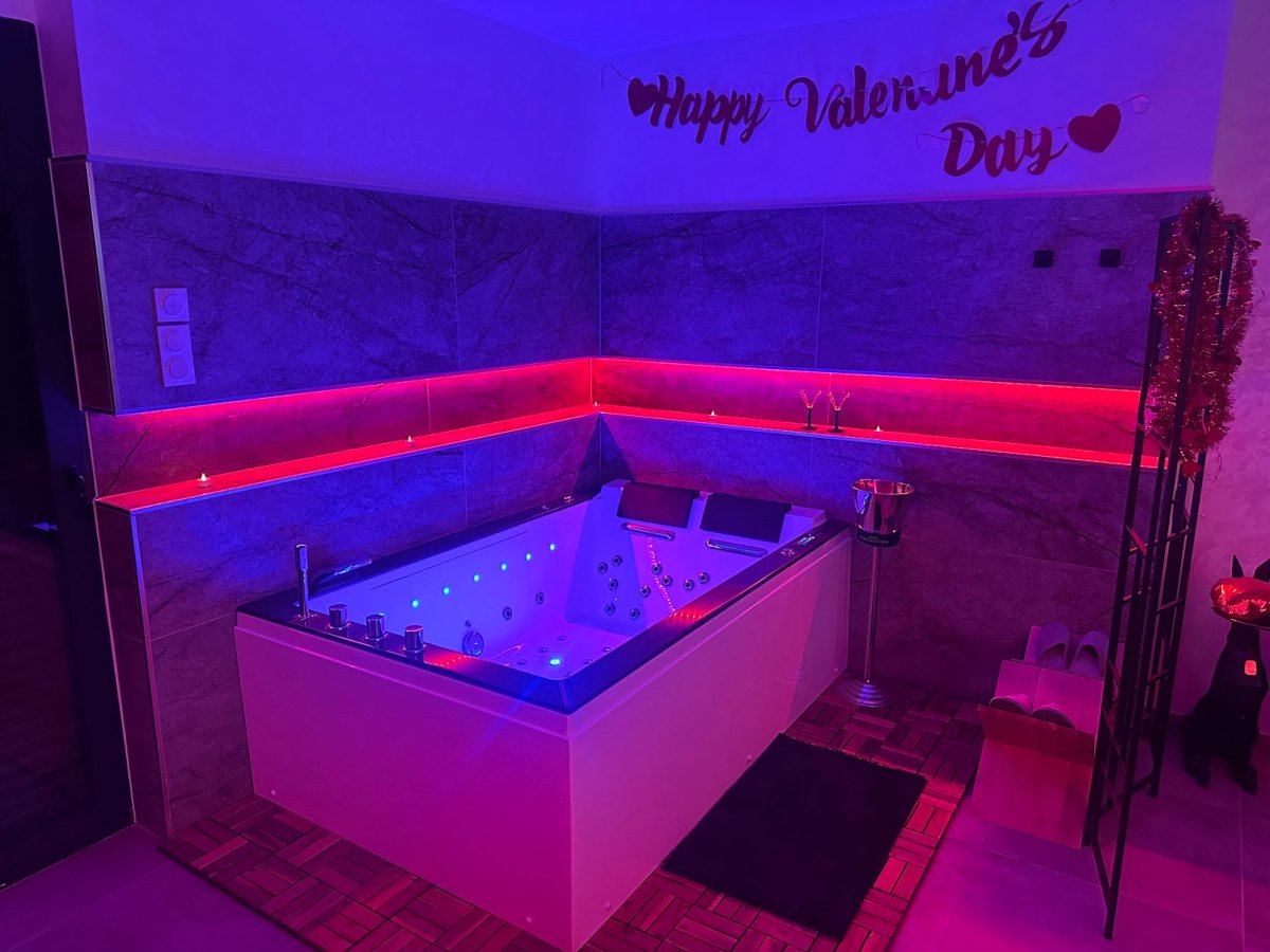 Suite Camélia - Love’nSpa - weekend en amoureux, love rooms avec spa ou jacuzzi privatifSuite Camélia