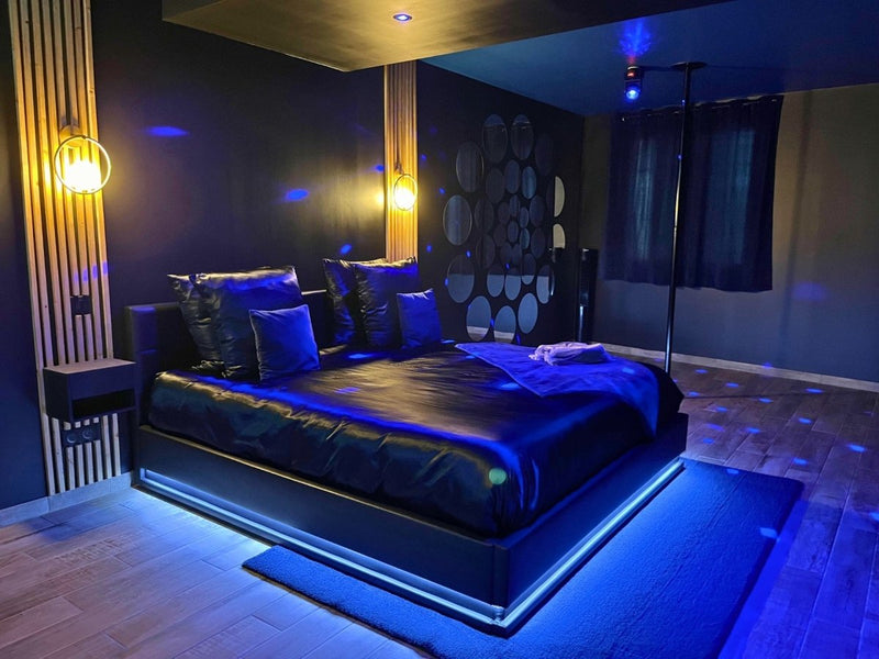 Suite Casanova - Doux Bleu Jeux - Love’nSpa - weekend en amoureux, love rooms avec spa ou jacuzzi privatif1 de Suite Casanova - Doux Bleu Jeux
