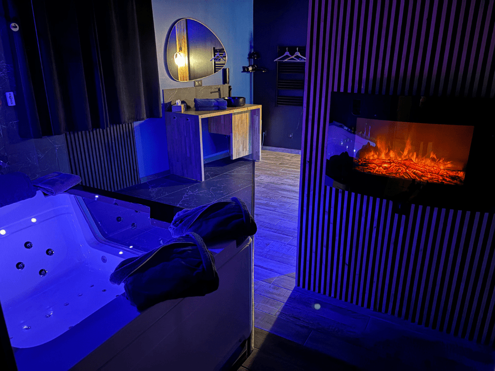 Suite Casanova - Doux Bleu Jeux - Love’nSpa - weekend en amoureux, love rooms avec spa ou jacuzzi privatif6 de Suite Casanova - Doux Bleu Jeux