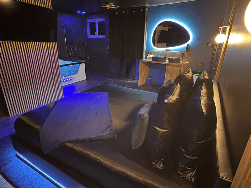 Suite Casanova - Doux Bleu Jeux - Love’nSpa - weekend en amoureux, love rooms avec spa ou jacuzzi privatif2 de Suite Casanova - Doux Bleu Jeux