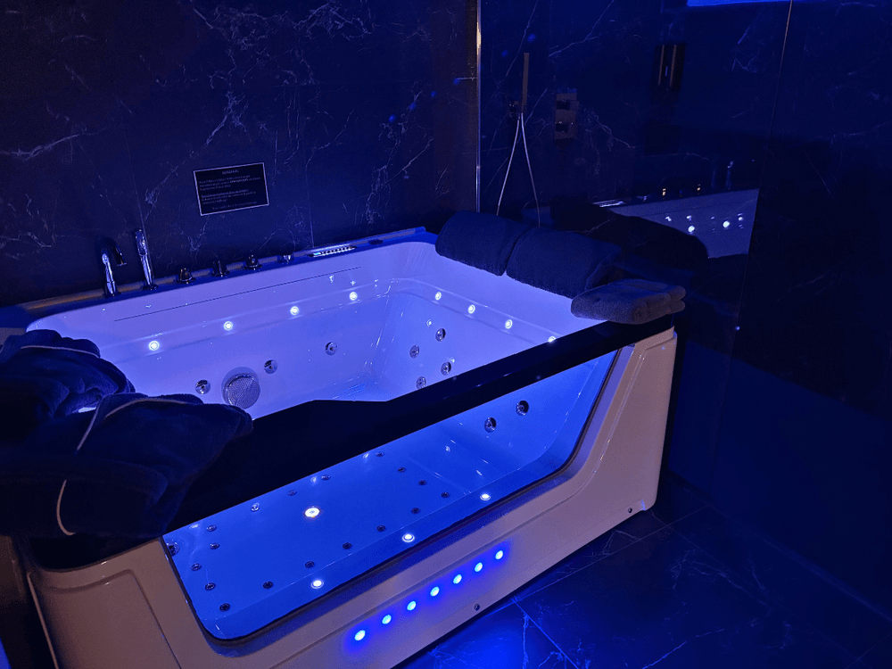 Suite Casanova - Doux Bleu Jeux - Love’nSpa - weekend en amoureux, love rooms avec spa ou jacuzzi privatif8 de Suite Casanova - Doux Bleu Jeux