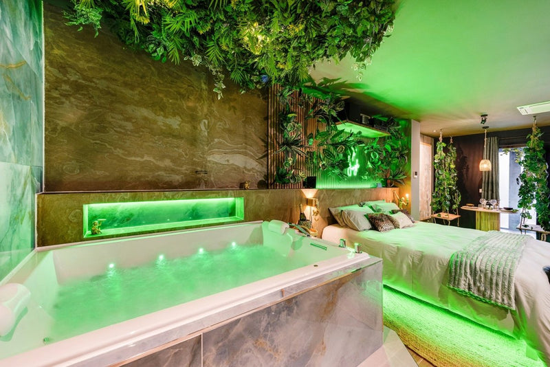 Suite Jungle - Love’nSpa - weekend en amoureux, love rooms avec spa ou jacuzzi privatif1 de Suite Jungle